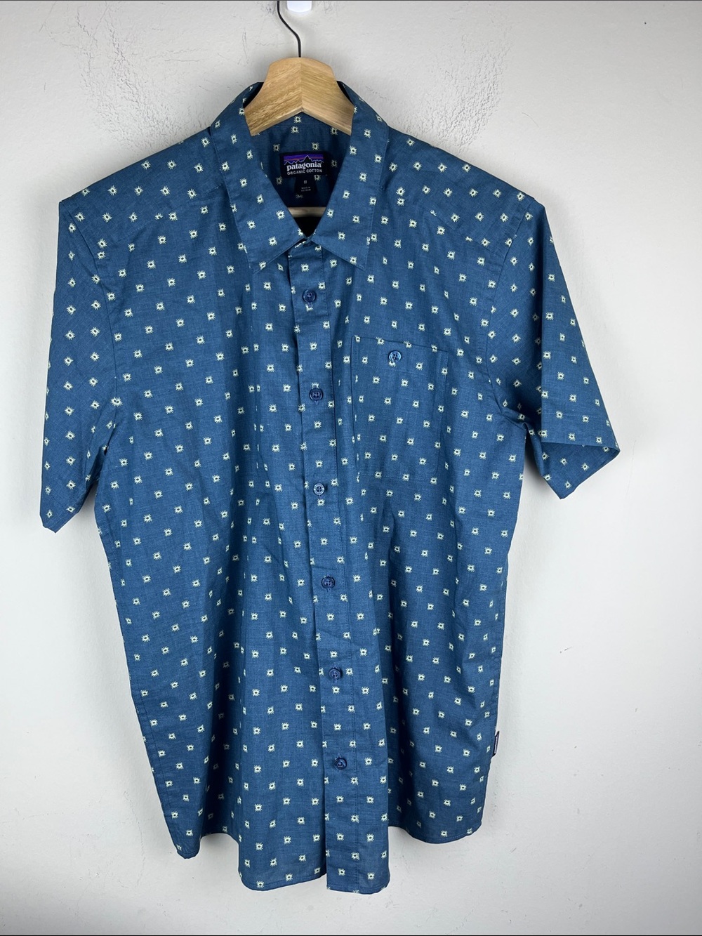 Patagonia Men's Medium Blue White Geometric Print Short Sleeve Button Down Shirt